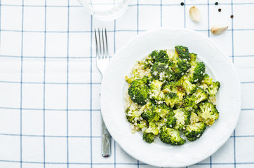roasted garlic broccoli quinoa salad