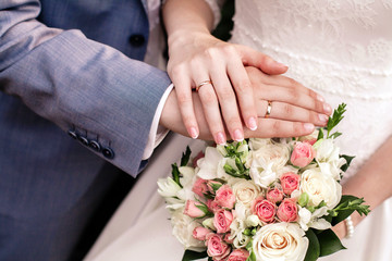 Obraz na płótnie Canvas Wedding rings and hands