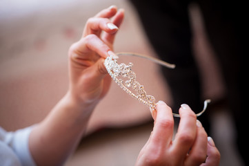 Mani con diadema nuziale per la  acconciatura da sposa