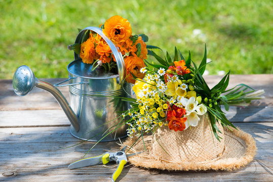 Blumige Gartenarbeit
