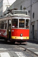 Fototapeta na wymiar Historische Straßenbahn in Lissabon