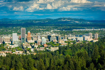 Fototapeta na wymiar View of the Portland skyline from Pittock Acres Park, in Portlan