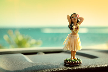 Hula dancer doll on Hawaii car road trip - obrazy, fototapety, plakaty