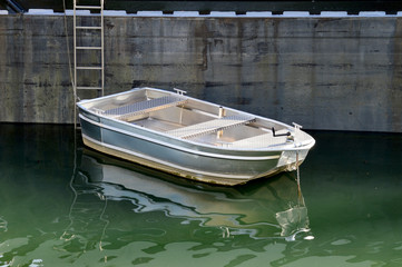 Fototapeta na wymiar Aluminiumboot im Wasser