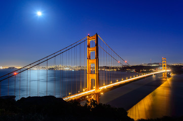 Fototapeta na wymiar Golden gate bridge at night in San Francisco