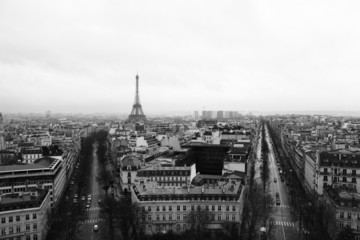 Paris Stadtpanorama mit Eiffelturm, aufgenommen vom Triumphbogen