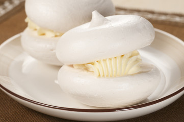 Kiss cakes with cream