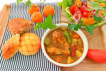 美味しそうなカレーとサラダ