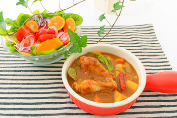 美味しそうなカレーとサラダ