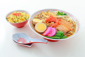 美味しそうなラーメンとチャーハン