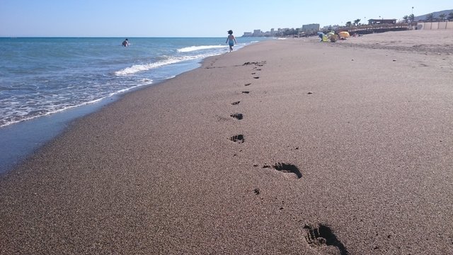 Torremolinos Costa del sol - pisadas en la arena