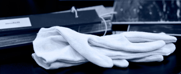 Weiße Handschuhe