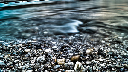 Steine am Fluss unter dem Wasser in HDR