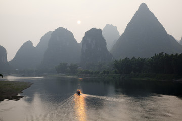 桂林・陽朔の奇岩群朝