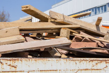 Holzabfälle auf einer Baustelle