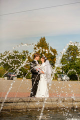 Obraz premium Bride and groom in the park
