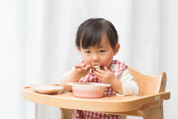 御飯を１人で食べる子供