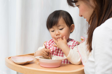 Obraz na płótnie Canvas 食事をする幼児