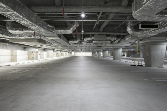 無人の地下駐車場