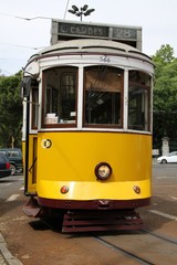 Plakat gelbe Straßenbahn in Lissabon