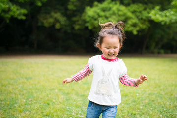 芝生で遊ぶ女の子
