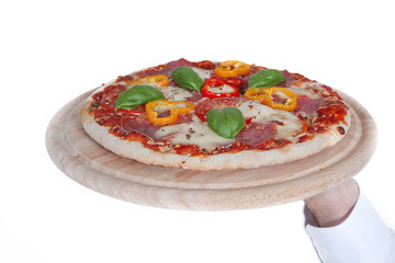 Pizza mit Hand Nahaufnahme