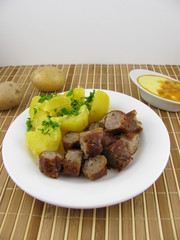 Bratwurststücke mit Kartoffel und Maracuja-Senf-Soße