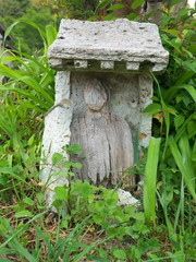 朽ちかけた道祖神