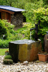 Wassertrog mit Schwengelpumpe im Garten