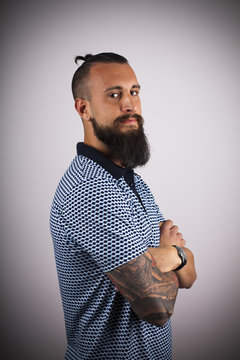 Hipster con polo vintage de brazos cruzados