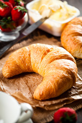 Buttercroissant mit erdbeer marmelade 