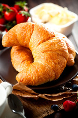 Buttercroissant mit erdbeer marmelade 