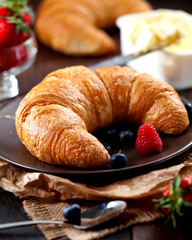 Buttercroissant mit erdbeer marmelade 