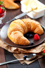 Buttercroissant mit erdbeer marmelade 