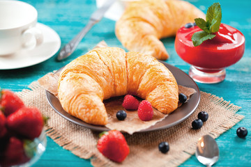 Buttercroissant mit erdbeer marmelade 