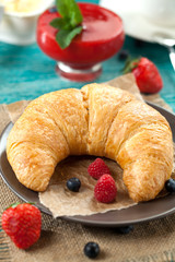 Buttercroissant mit erdbeer marmelade 