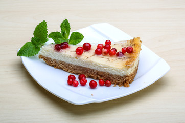 Cheesecake with berries and mint