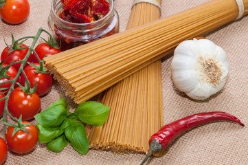 Espaguetis, tomates cherry, ajos, albahaca y chili