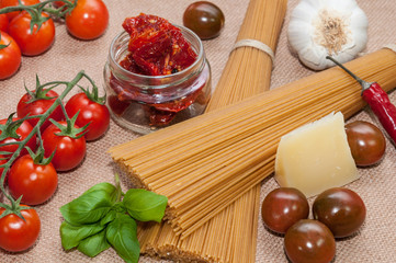 Espaguetis, tomates cherry, ajos, albahaca, queso y chili