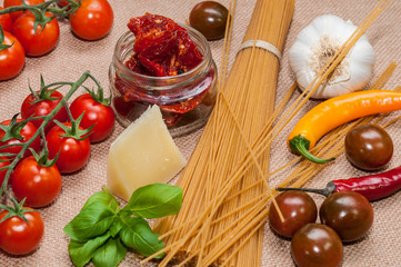 Espaguetis, tomates cherry, ajos, albahaca, queso y chili