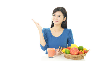 ジュースを飲む女性