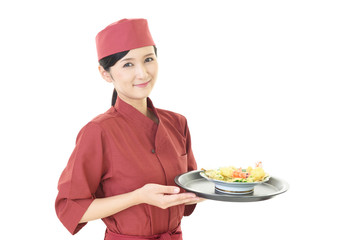 料理を運ぶウェイトレス