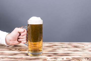 Mann hält Bier in der Hand 