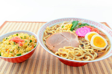 美味しそうなラーメンとチャーハン