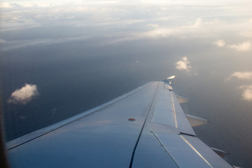 avión ala nube mar