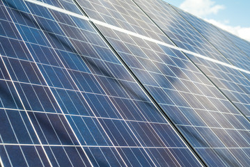 ソーラーパネルと青空