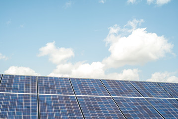 ソーラーパネルと青空