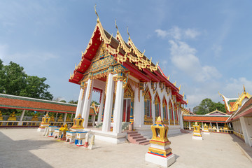 Naklejka premium temple under sunlight with clear sky at Wat Sawang Phop