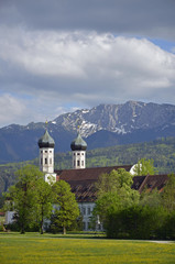 Fototapeta premium Kloster Benediktbeuern vor Benediktenwand