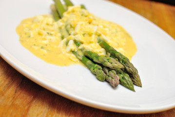 Green asparagus with hollandaise sauce